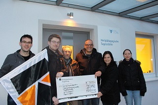Foto von der Scheck&uuml;bergabe